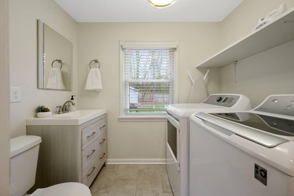 Cozy 3 Bedroom Cottage With Huge Fenced-In Yard Raleigh Exterior foto